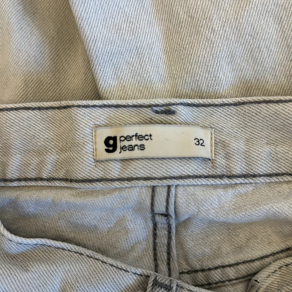 Säljer mina snygga jeans från Gina tonic som jag inte använder längre❤️ Passar mig perfekt som är 167cm❤️❤️. Jeans & Byxor.
