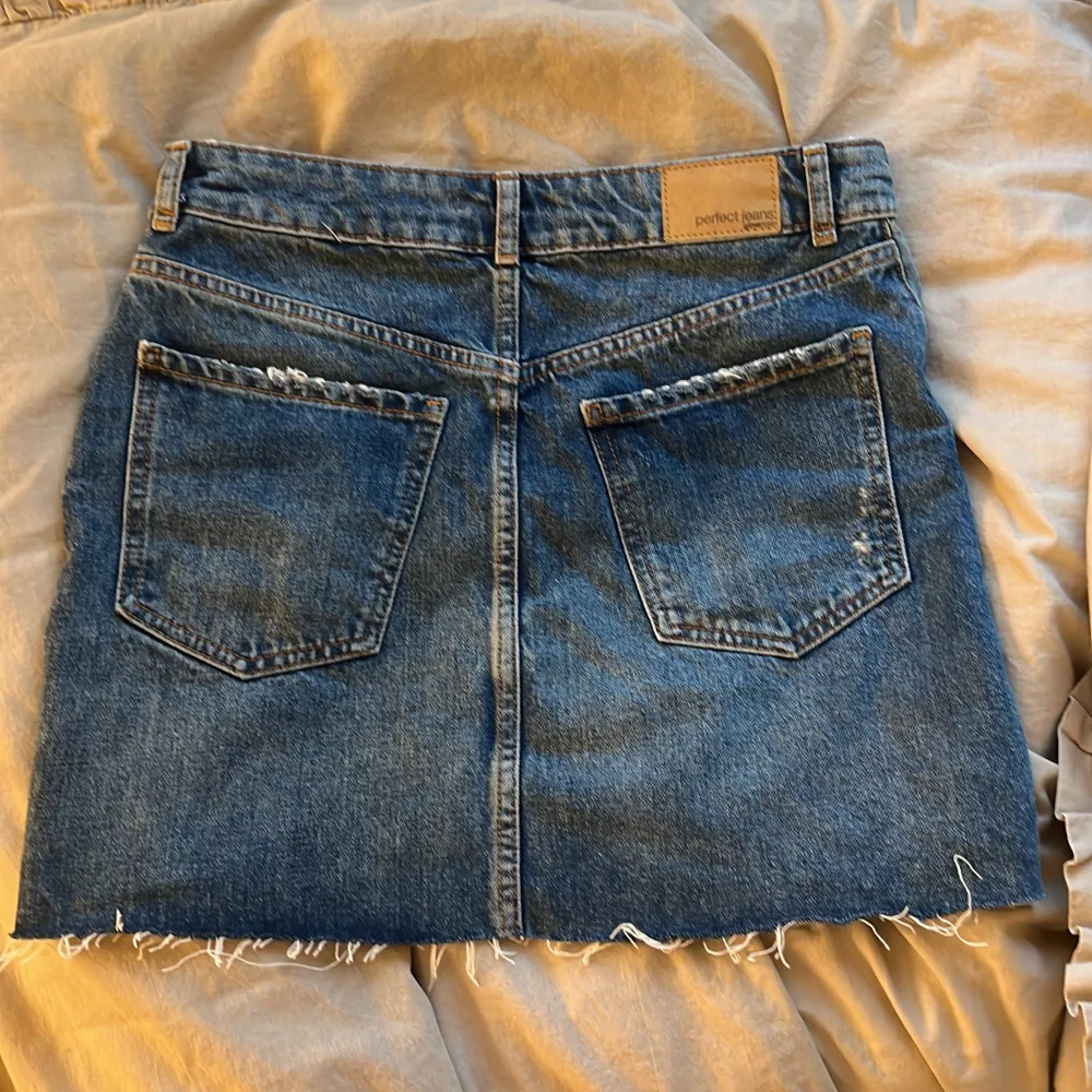 Hej!! Säljer denna fina jeans kjol ifrån Gina Tricot, då den är lite för liten för mig. Den är använd bara några få gånger. Jättefin och jätte skön 💞hör av er för fler bilder. . Kjolar.