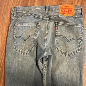 Säljer dessa levis jeans storlek W30 L32. Skicket är väldigt bra, inga hål eller fläckar. Kom vid frågor.