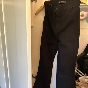 Svarta utsvängda kostym byxor från zara, 120kr storlek xs/s