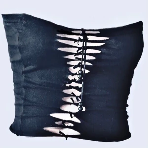 Y2k topp - Snygg tubtopp med ”hål” detaljer och rhinestones. Snygg att ha med hålen där bak eller fram med en snygg bh under eller inget alls. Går att knuta upp& knyta om om du vill att den ska sitta på ett annat sätt. Bra skick! Mått: bredd 32cm, längd 37cm