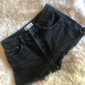 Säljer dessa skit snygga jeansshorts från zara💕 storlek 34 och i jätte bra stick💕Skriv för fler bilder eller frågor
