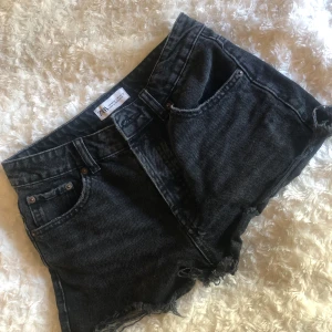Zara jeansshorts  - Säljer dessa skit snygga jeansshorts från zara💕 storlek 34 och i jätte bra stick💕Skriv för fler bilder eller frågor