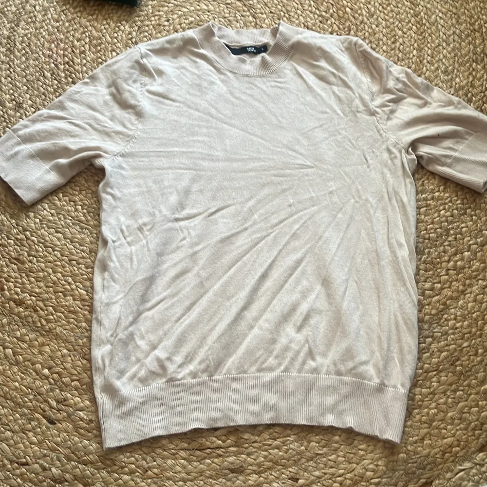  Stickade t-shirt från lager 157 har används ca en gång och tvättats en gång ser lite skrynklig ut men går det att stryka 🤎🤎. T-shirts.