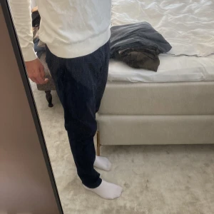 J.Lindeberg chinos - Säljer mina J.Lindeberg chinos då de inte används.  Riktigt feta och stilrena, kan användas till kavajer men även till vardagliga kläder.  Modellen är 184