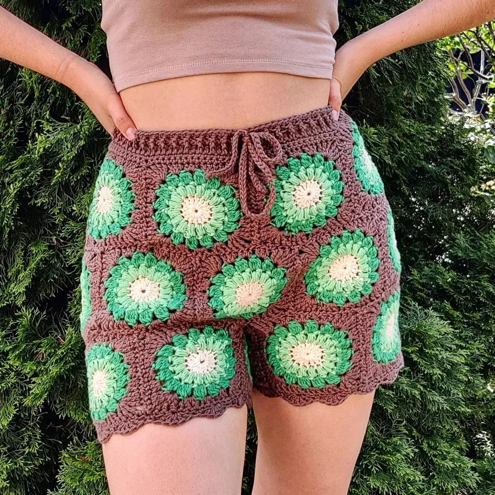 Virkade shorts i bomull. Aldrig använda. Mått: Midja 70-110 cm ( väldigt anpassningsbar) Höft: 110 cm.. Shorts.