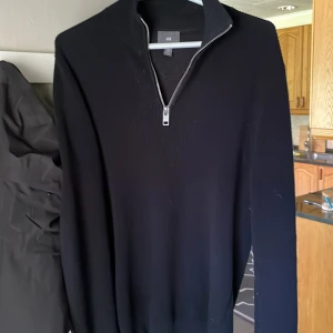 Half zip  - Tja  Säljer denna feta hm zip i storlek xs eller 165-175 Nypris 400 mitt pris 100
