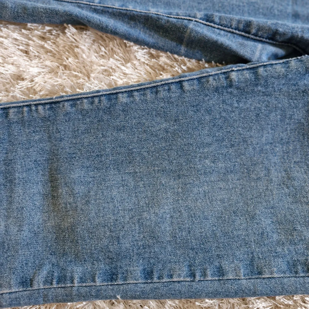 Utsvängda jeans i storleken xs i ett ganska bra skick använda ett par gånger . Jeans & Byxor.