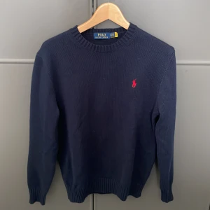 Ralph lauren  - Ralph lauren tröja i bra skick. Perfekt nu till alla sommar kvällar. Sälja för endast 400 spänn men pris kan diskuteras!!