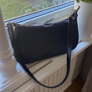 Väska - En fin svart väska som rymmer väldigt mycket✨💕 Enda defekten är att guldet har försvunnit lite på blixtlåset och är lite flammigt. Bara att höra av sig vid funderingar!