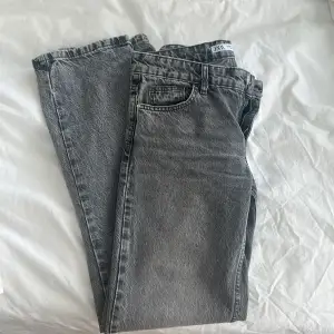 Så fint zara grej jeans! 🩶Köpte en storlek för mindre (jag e 38) Jag använda dem två gånger och nypris 399!☀️ign defekter😽