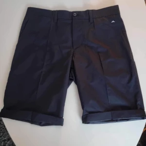 Shorts från j.lindeberg  - Blåa shorts från j.lindeberg i luftigare material   Önskas fler bilder är det bara att höra av sig 