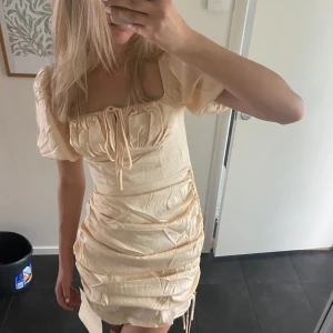 Adoore klänning - Helt ny adooreklänning med prislapp kvar. Säljer då jag inte fått användning för den❤️superfin till sommaren i en härlig aprikosfärg🥰