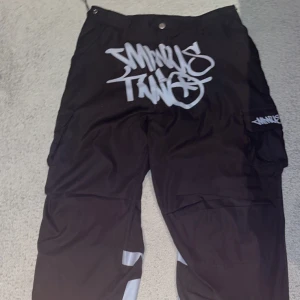 MINUS TWO CARGOS - Strlk S skick 8/10🔥🔥🔥 Baggy fit o bild 4 ä på mig som ä 170 o bild 5 ö på en tjej somä 150 passar perfekt till dig som ä 165-175 det finns spänne typ vid botten av byxorna🦀. 