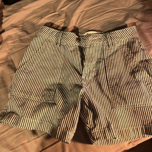 Randiga shorts - Randiga shorts, aldrig använda och är i helt nytt skick, 