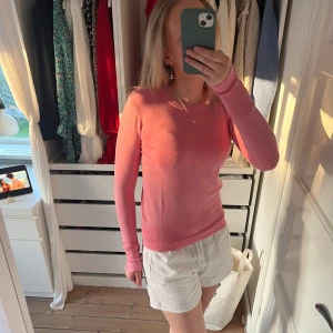 Zara tröja - Supersnygg tunt stickad tröja i från zara som knappt kommit till användning för mig. Dock ett litet hål vid handleden, men som absolut går att sy ihop. Annars i fint skick💓