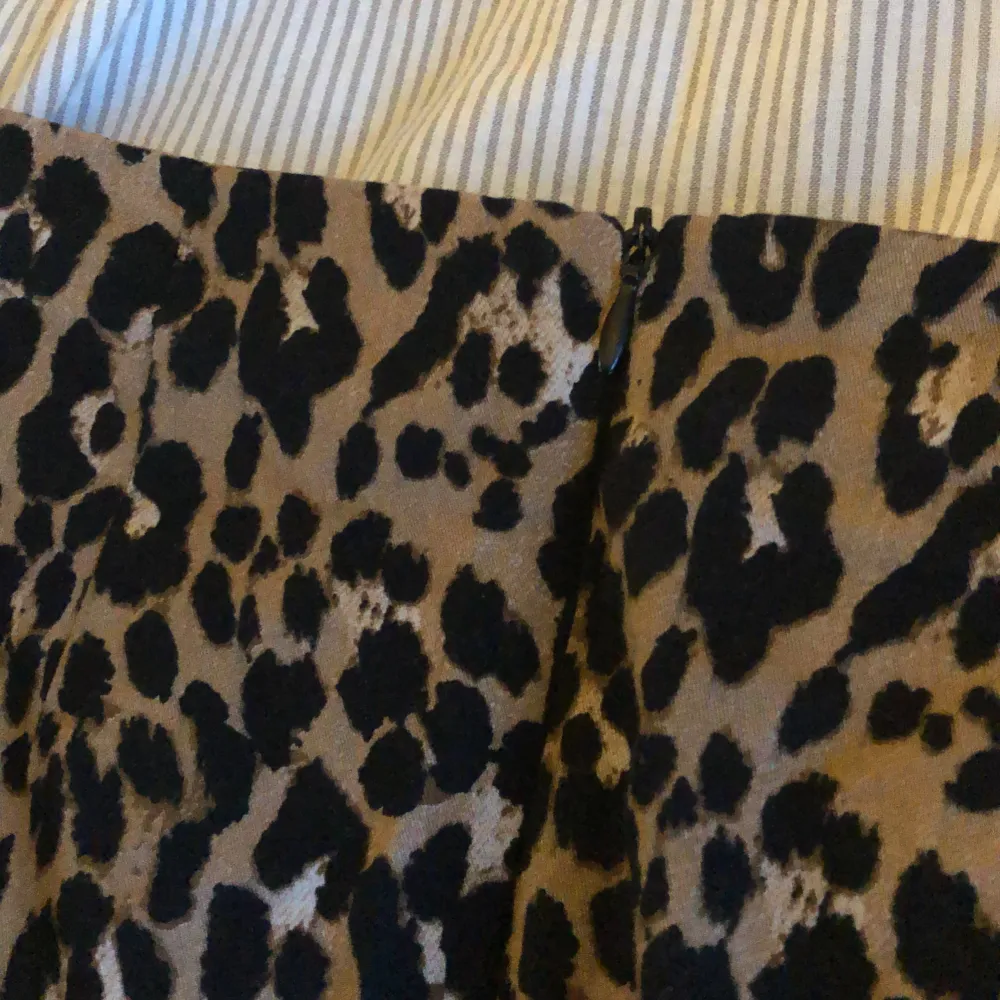 Leopard kjol med bälte Storlek 42 men är som en liten L Skriv vid funderingar😇. Kjolar.