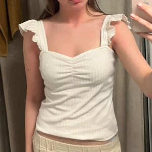 Sommartopp - Vitt linne med ”volang”detalj på banden🩷🩷 