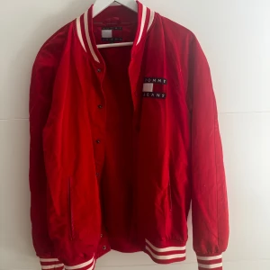 Tommy jeans vintage jacka  - En snygg och skön jacka från Tommy Jens