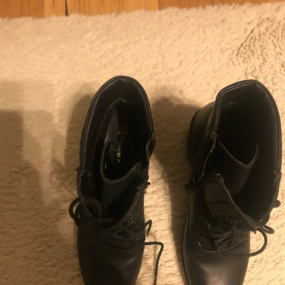 Svarta skor i läder som är med klackar, storlek 38. Säljs för 200kr men priset kan diskuteras.. Skor.