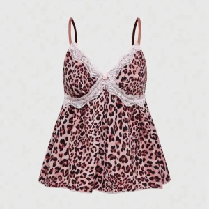 Mcbling/rosa leopard print - Säljer pga att jag råkade köpa två av dem, köpt från SHEIN och har inte ens packat upp. Rökfrit hem men pälsdjur som dock sägs inte trigga allergiska reaktioner. Skriv gärna innan 🫶nypris: 129kr.