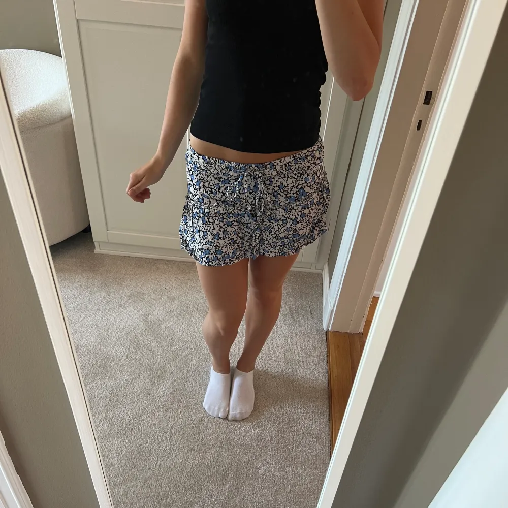 En super somrig minikjol med volang från zara. Den har inga slitningar och är väldigt fin i färgen. Den är i storlek xs men passar också s för den är stretchig! Hör av er vid frågor eller om ni vill diskutera priset💞. Hameet.