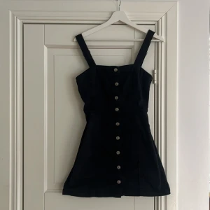 Jeansklänning - Svart jeansklänning från HM💞 Knapparna går stt knäppa upp och axelbanden går att reglera som man vill ha det! Strl 36, passar mig som S/M 
