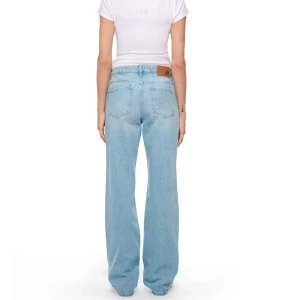 LXA jeans  - Hej! Säljer dessa snygga jeans för jag köpte för stora och de blev större efter en tvätt. Det är storlek 42 med längden regular. Jag är 1.74 o längden passar perfekt för mig! Inte använda mycket. Original pris 990 kr. Mid waist.