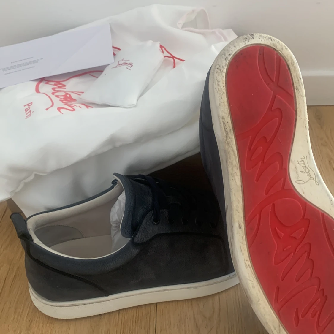 Louboutin mörkblå läder/mocka