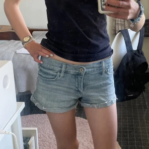 Jeans shorts - Säljer dessa jeansshorts från abercrombie & Fitch, köpta på Sellpy, säljer eftersom de inte blir använda! De är i bra skick, en fin blå färg som passar till mycket. Skriv vid frågor och funderingar!💕