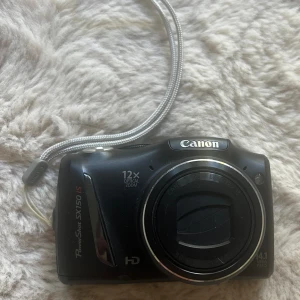 Canon powershot SX150 IS kamera  - Canon powershot sx150 IS  Mycket bra skick   12x Wide-Angle Optical Zoom and 28mm lens with Optical Image Stabilizer 14.1 Megapixel Image Sensor and DIGIC 4 Image Processor 720p HD Video in Stereo Sound Large 3.0-Inch Wide LCD Viewing Screen Movie Di