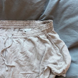 Linneshorts - Linneshorts från hm i storlek M men passar S med. Använda några gånger. Skriv för flera bilder eller mått!😊