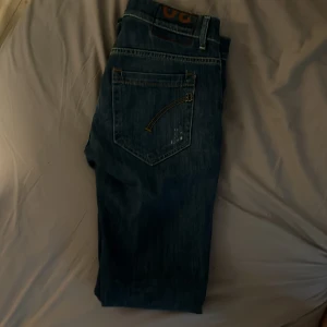 Dondup Jeans - Blåa/mörkblåa Dondup jeans i modellen George inga defekter överhuvudtaget. Skriv om ni har några mer funderingar eller vill se mer bilder. Priset är inte fast!