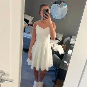 Super söt vit klänning ifrån Vila!! Använd endast en gång på min konfirmation!!🥰den har en liten fläck därav det billiga priset