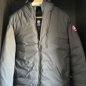 Canada goose - Sjukt najjs vinter/höst jacka som är sjukt bra skick! Säljer pga lite användning! 
