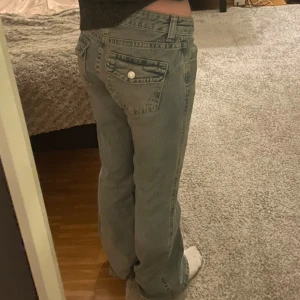 Jeans från gina💞 - Säljer dessa jättefina jeans som jag köpte nyligen från gina men dem har ej kommit till så mkt använding så jag säljer dem, kontakta mig om ni är intresserade ❤️❤️ Köpte dem för 550kr i butik!