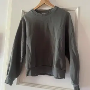 Säljer denna basic grå sweatshirt från Gina då den inte kommer till användning, nyskick. Skriv vid intresse eller frågor. 