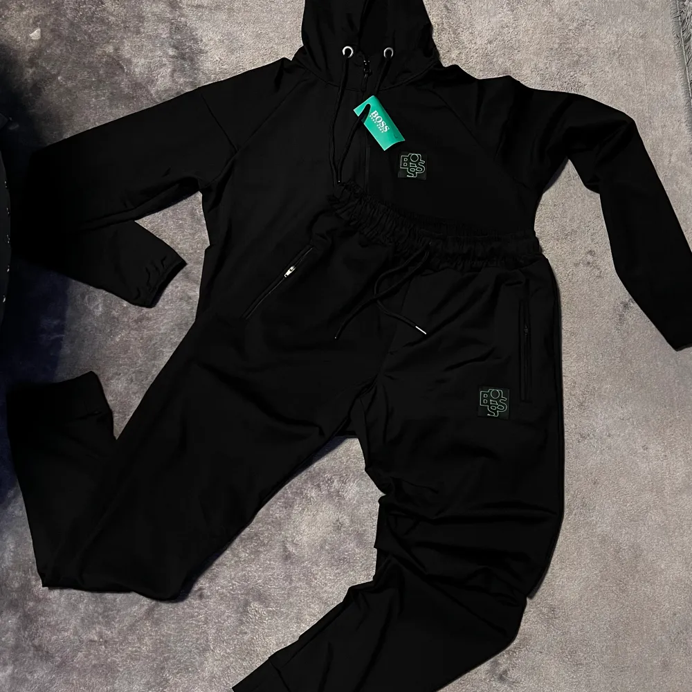 Säljer min nya  hugo boss tracksuit som är oanvända. Billigare vid snabbt affär . Hoodies.