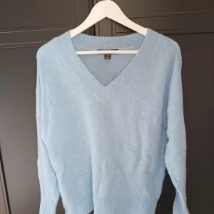 Långärmad  - Fin o skön tröja. Den sitter löst och är rätt så luftig av sig. Inga fläckar eller märken. Skönt material.