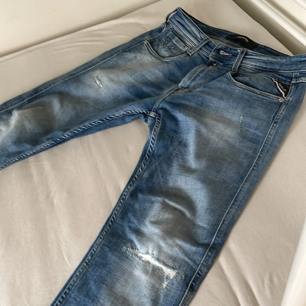 Replay jeans i den trendiga modellen Anbass med snygga slitningar!🤩 Skick-9.5/10 Nypris-1800 Mitt pris-629!💸 Storlek-28/32! Vid minsta lilla fundering skriv i dm!🤝. Jeans & Byxor.