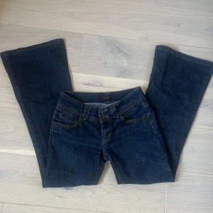 Lågmidjade bootcut jeans - Ett par jätte snygga lågmidjade bootcut jeans som tyvärr var för små för mig.   Midjemåttet rakt över: 36 cm Innerbenslängden: 76 cm