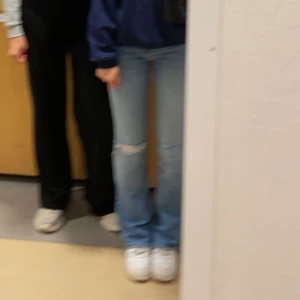 Jeans Gina Tricot  - Säljer dess ljusblå bootcut/flare jeans från Gina, jättebra skick men en liten fläck längst ner på ena benet (bild 4)