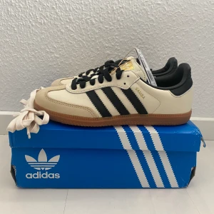 [nya] adidas Originals SAMBA OG - adidas Originals SAMBA OG Färg: Beige och svart (cream white/core black/sand strata) Storlek: 37 1/3 Retro vintage inspirerad.  Nya och oanvända.  Ingår både svarta och beige skosnören.  Slutsålda. 