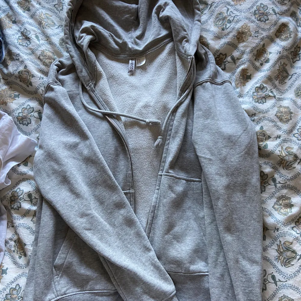 Säljer en grå zip-up hoodie som är från hm. Knappt använd och i bra skick🌟 . Hoodies.