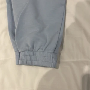 Ljusblåa mjukis byxor  - Använd 1-2 gånger men i bra skick, sköna mjukisbyxor med ett snöre för att göra den tightare 