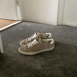 Saint Laurent skor - Saint Laurent skor i riktig bra skick. Köpta här på plick men är för stora för mig. Storlek 43,5, inget tillkommer med skorna. Hör av er för fler bilder.