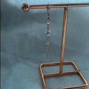 Örhänge - Super fint detaljerat örhänge. Köp för 99kr/st eller 179kr paret.  Modell 088