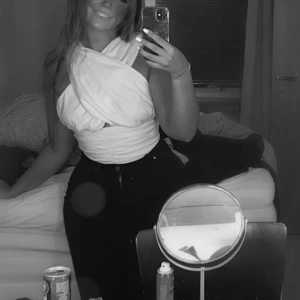 Topp - Vit topp som man knyter baktill. Använd 1 gång. Storlek S