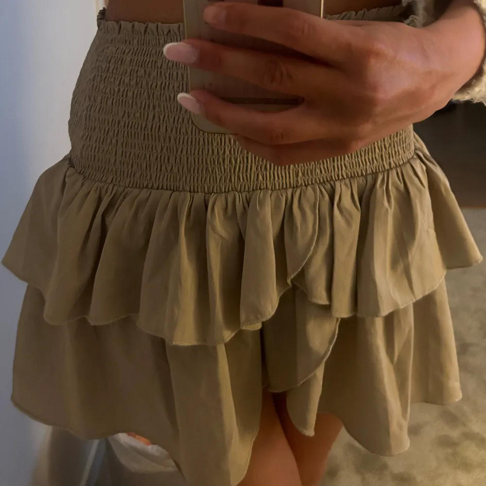 Beige kjol från neo noir i superfint skick, nästan aldrig använd 💞. Kjolar.