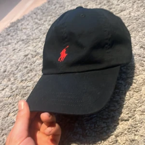 Ralph Lauren keps  - Ralph lauren keps. Bra skick men tyvärr skrivit mitt namn på den vita lappen i kepsen 